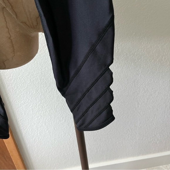 UNDER ARMOUR sz S Black Leggings Compression Heat Gear Side Cut Out Ankle Crop - Picture 3 of 9